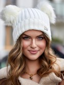 Cremefarbene Mütze mit Pompons für den Winter C5 – Online-Shop – Boutique